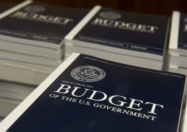 ការជជែកវែកញែកជុំវិញចំណាយនៃរដ្ឋាភិបាលសហរដ្ឋអាមេរិកបញ្ឈប់ជាបណ្តោះអាសន្ន